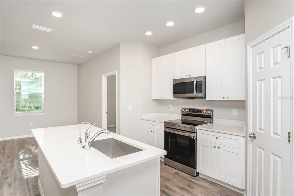 Activo con contrato: $329,900 (3 camas, 2 baños, 1551 Pies cuadrados)