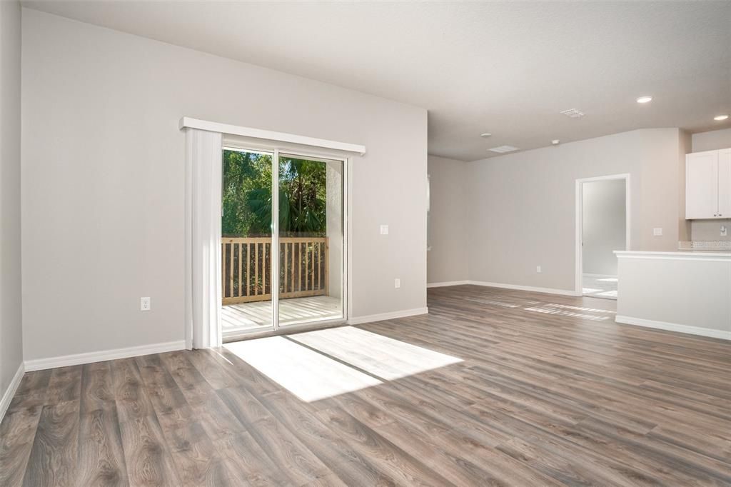 Activo con contrato: $329,900 (3 camas, 2 baños, 1551 Pies cuadrados)