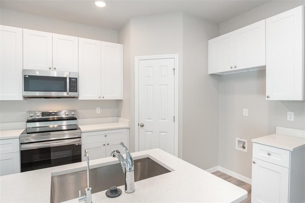 Activo con contrato: $329,900 (3 camas, 2 baños, 1551 Pies cuadrados)