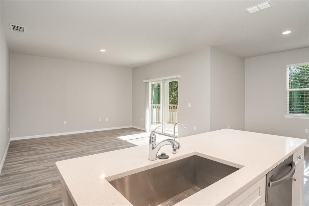 Activo con contrato: $329,900 (3 camas, 2 baños, 1551 Pies cuadrados)