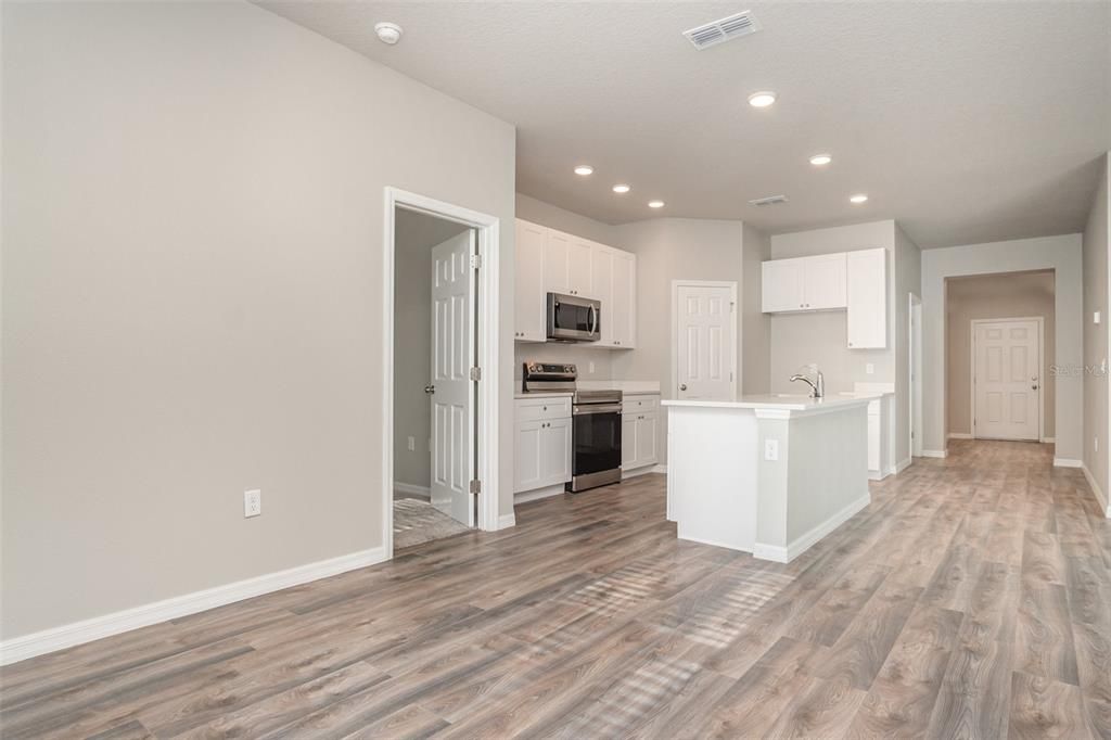 Activo con contrato: $329,900 (3 camas, 2 baños, 1551 Pies cuadrados)