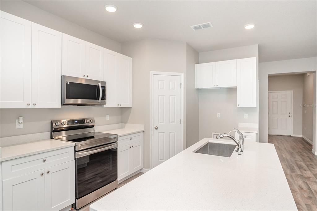 Activo con contrato: $329,900 (3 camas, 2 baños, 1551 Pies cuadrados)