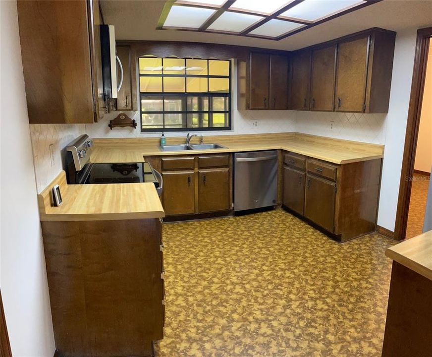 For Sale: $318,900 (3 beds, 2 baths, 2126 Square Feet)