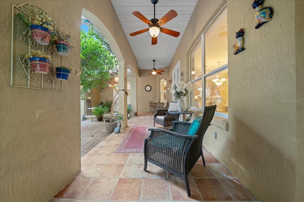 En Venta: $764,900 (4 camas, 3 baños, 2639 Pies cuadrados)