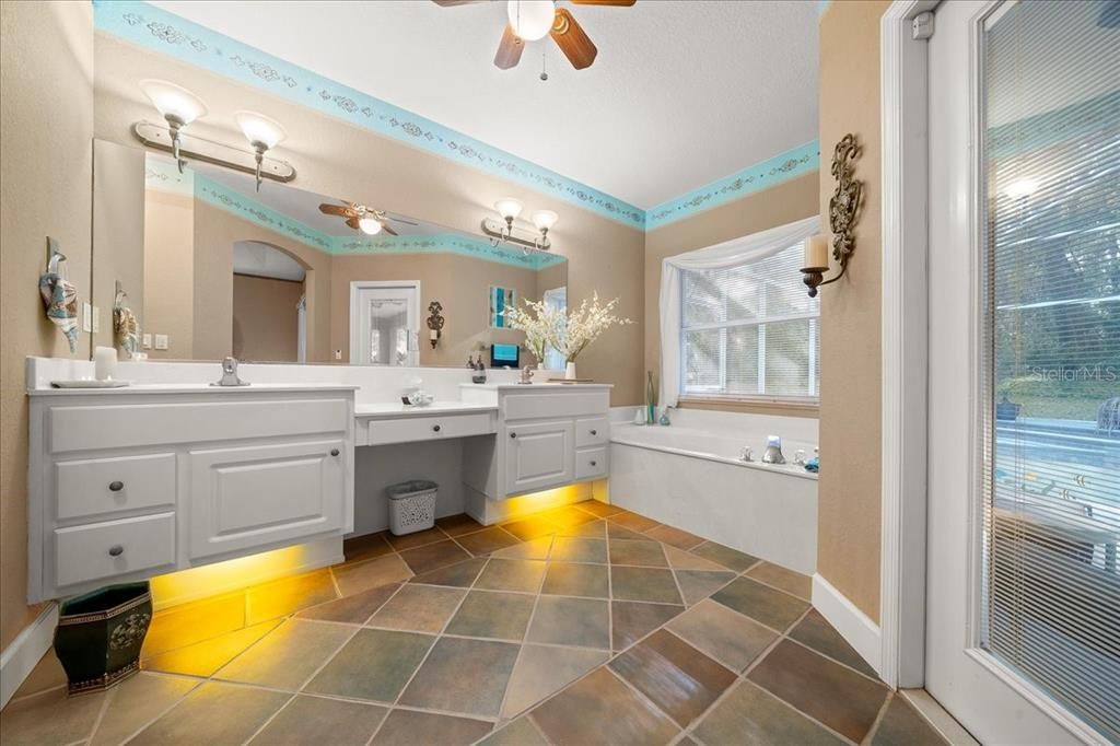 En Venta: $764,900 (4 camas, 3 baños, 2639 Pies cuadrados)