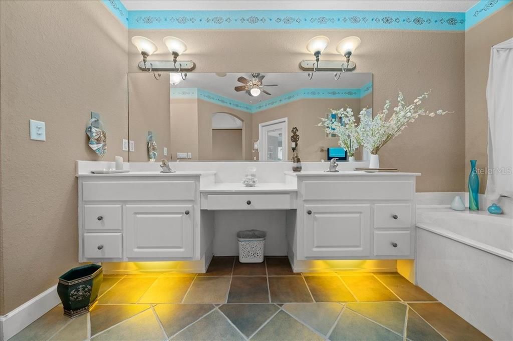 En Venta: $764,900 (4 camas, 3 baños, 2639 Pies cuadrados)