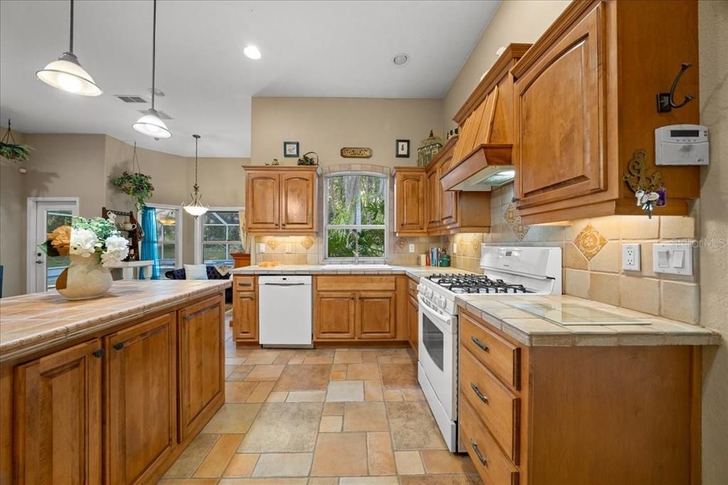 En Venta: $764,900 (4 camas, 3 baños, 2639 Pies cuadrados)