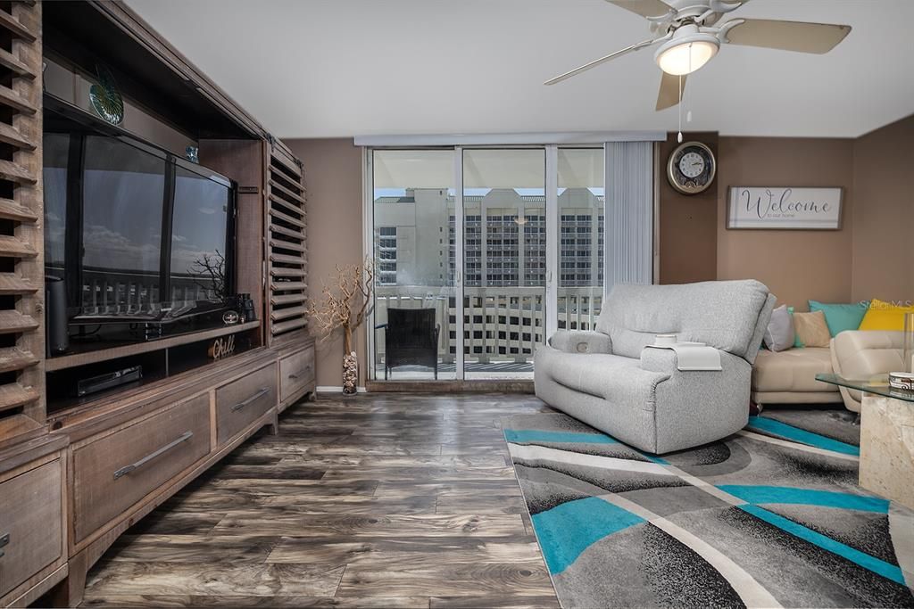 待售: $209,000 (1 贝兹, 1 浴室, 796 平方英尺)