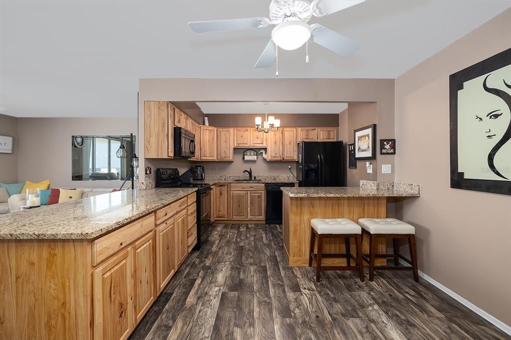 待售: $209,000 (1 贝兹, 1 浴室, 796 平方英尺)