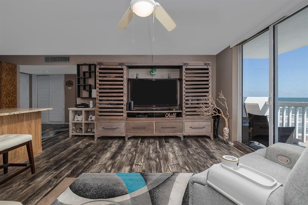 待售: $209,000 (1 贝兹, 1 浴室, 796 平方英尺)