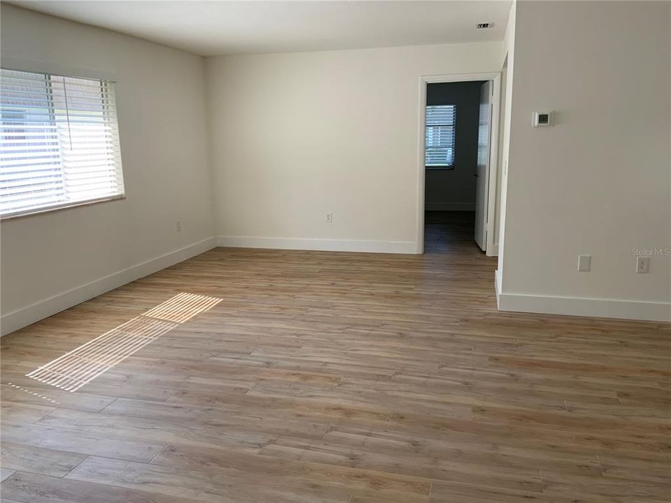 合同活跃: $200,000 (2 贝兹, 2 浴室, 1104 平方英尺)