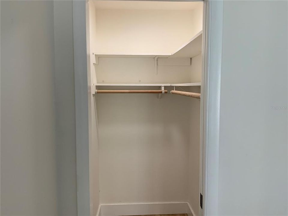 合同活跃: $200,000 (2 贝兹, 2 浴室, 1104 平方英尺)