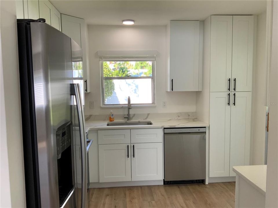 合同活跃: $200,000 (2 贝兹, 2 浴室, 1104 平方英尺)