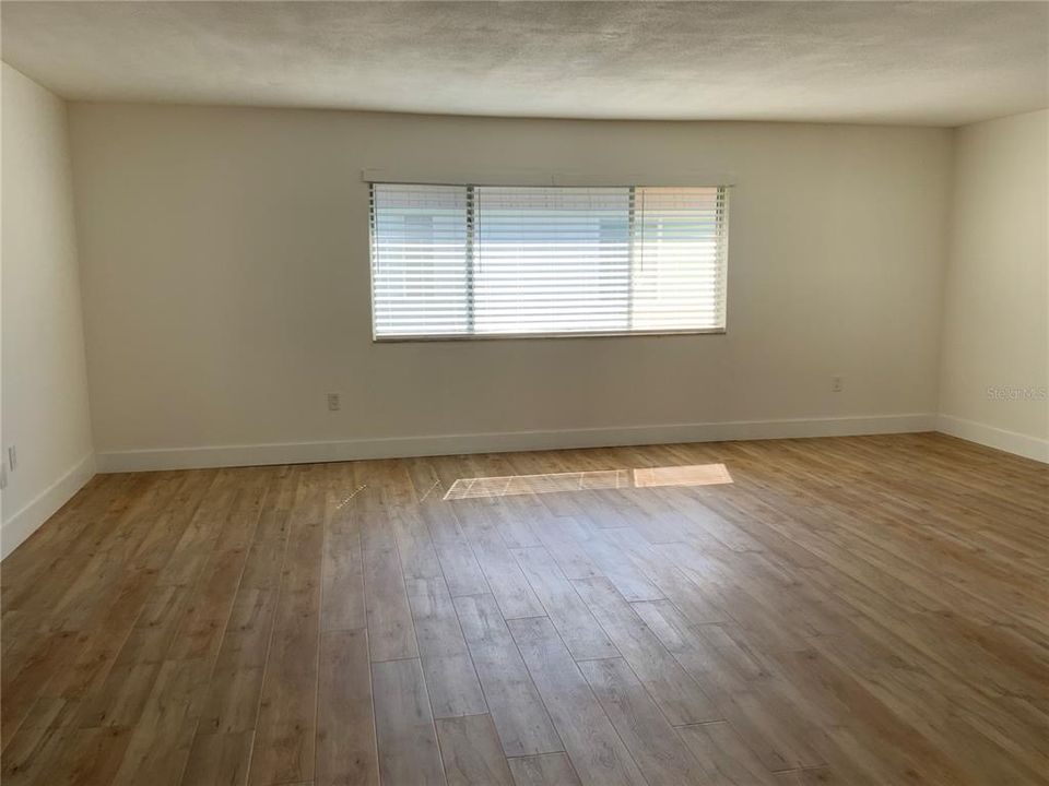 合同活跃: $200,000 (2 贝兹, 2 浴室, 1104 平方英尺)