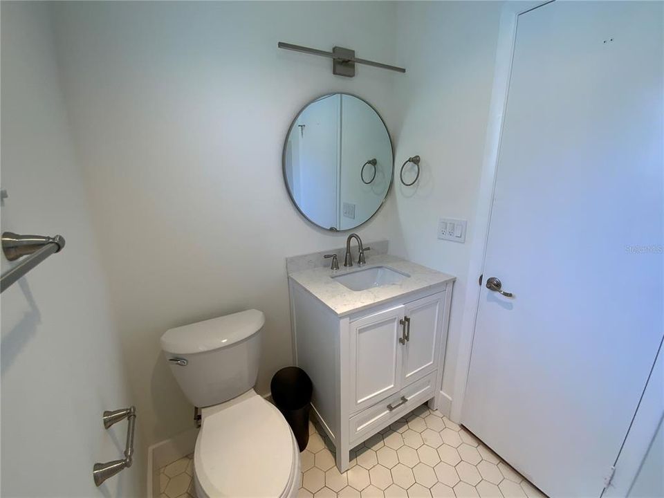 合同活跃: $200,000 (2 贝兹, 2 浴室, 1104 平方英尺)