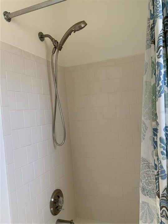 合同活跃: $200,000 (2 贝兹, 2 浴室, 1104 平方英尺)