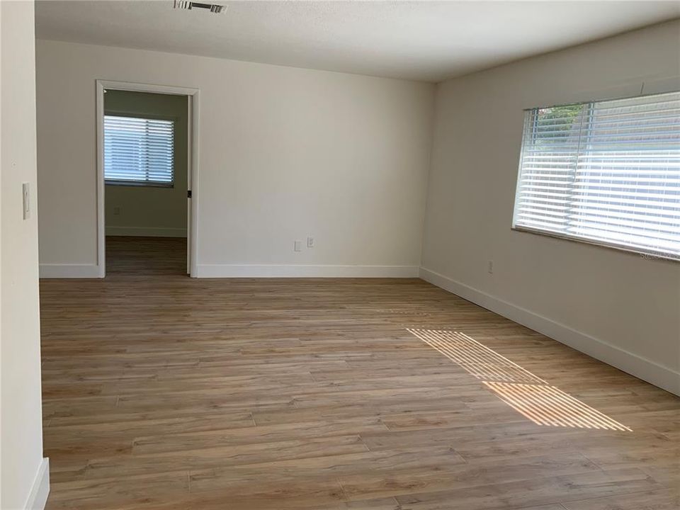 合同活跃: $200,000 (2 贝兹, 2 浴室, 1104 平方英尺)