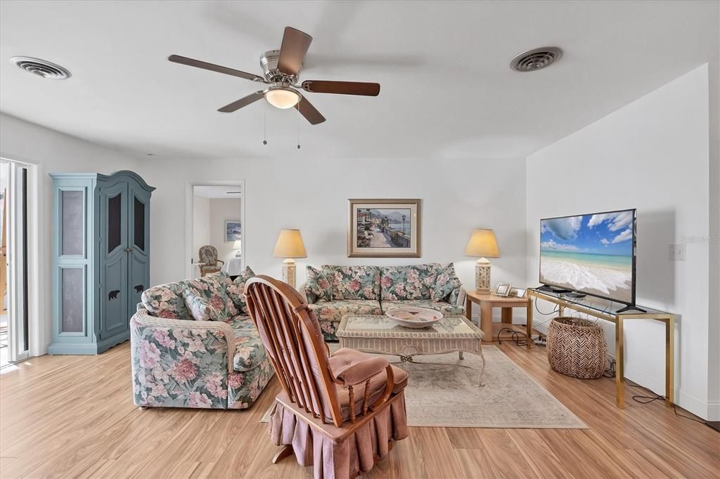 For Sale: $378,000 (3 beds, 2 baths, 1665 Square Feet)