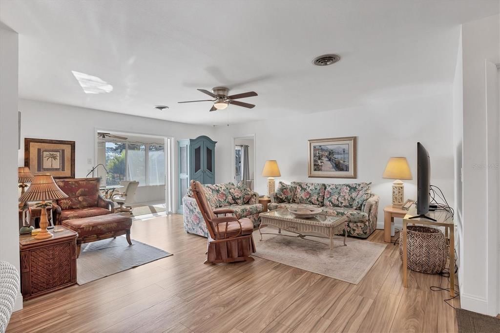 For Sale: $378,000 (3 beds, 2 baths, 1665 Square Feet)