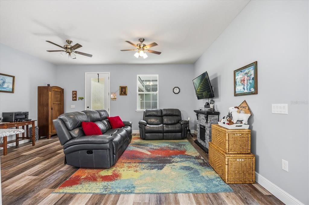 For Sale: $925,000 (5 beds, 5 baths, 4546 Square Feet)