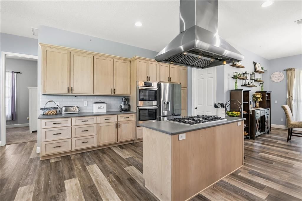 For Sale: $925,000 (5 beds, 5 baths, 4546 Square Feet)