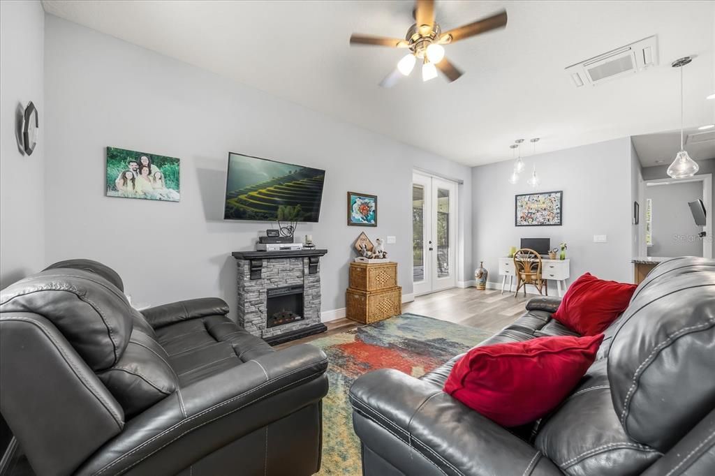 For Sale: $925,000 (5 beds, 5 baths, 4546 Square Feet)