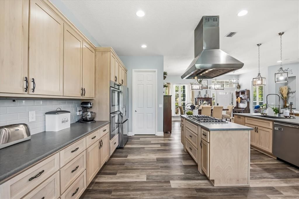 For Sale: $925,000 (5 beds, 5 baths, 4546 Square Feet)