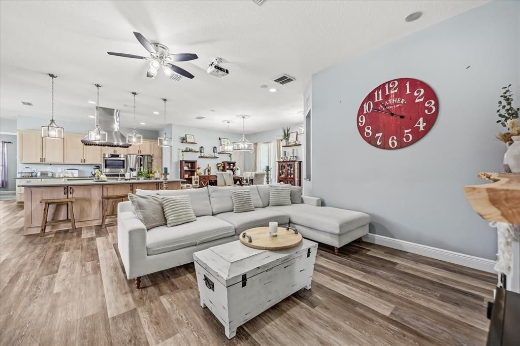 For Sale: $925,000 (5 beds, 5 baths, 4546 Square Feet)