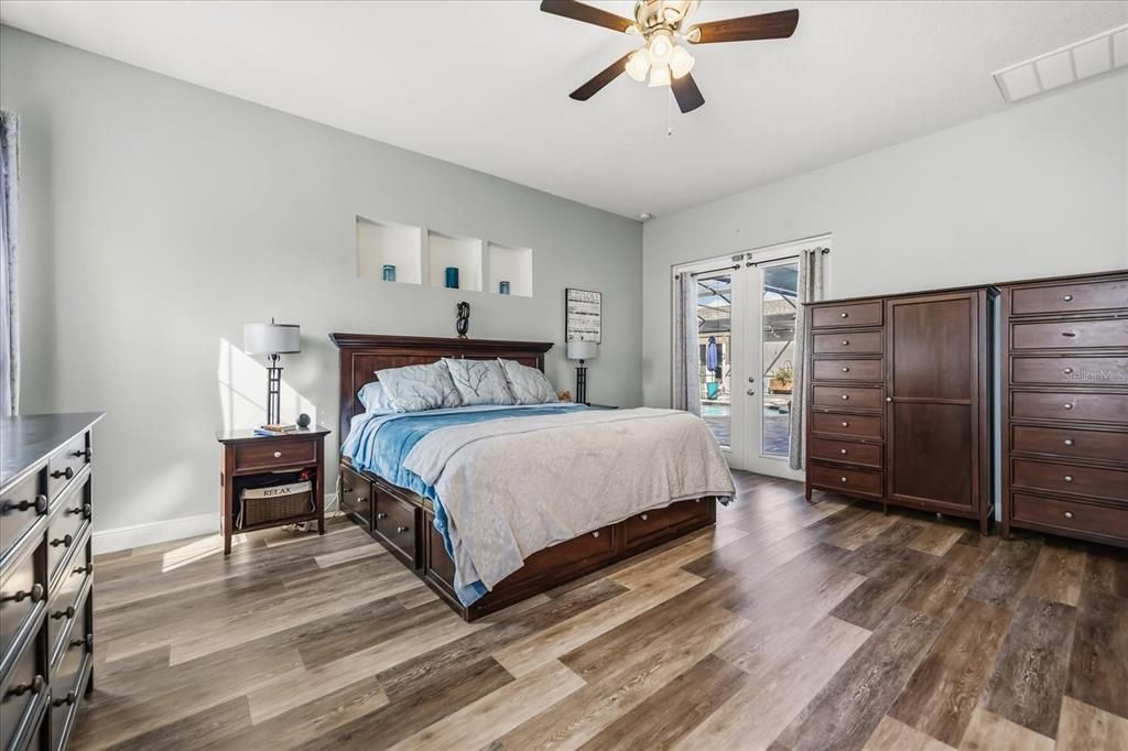 For Sale: $925,000 (5 beds, 5 baths, 4546 Square Feet)