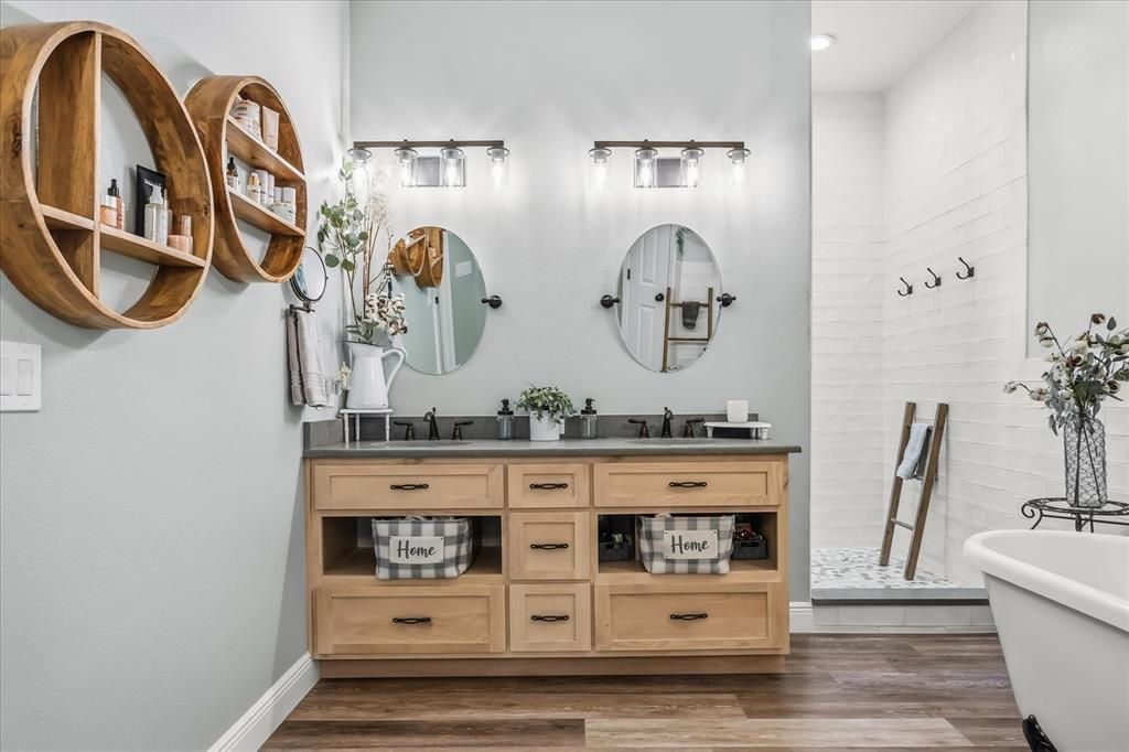 For Sale: $925,000 (5 beds, 5 baths, 4546 Square Feet)