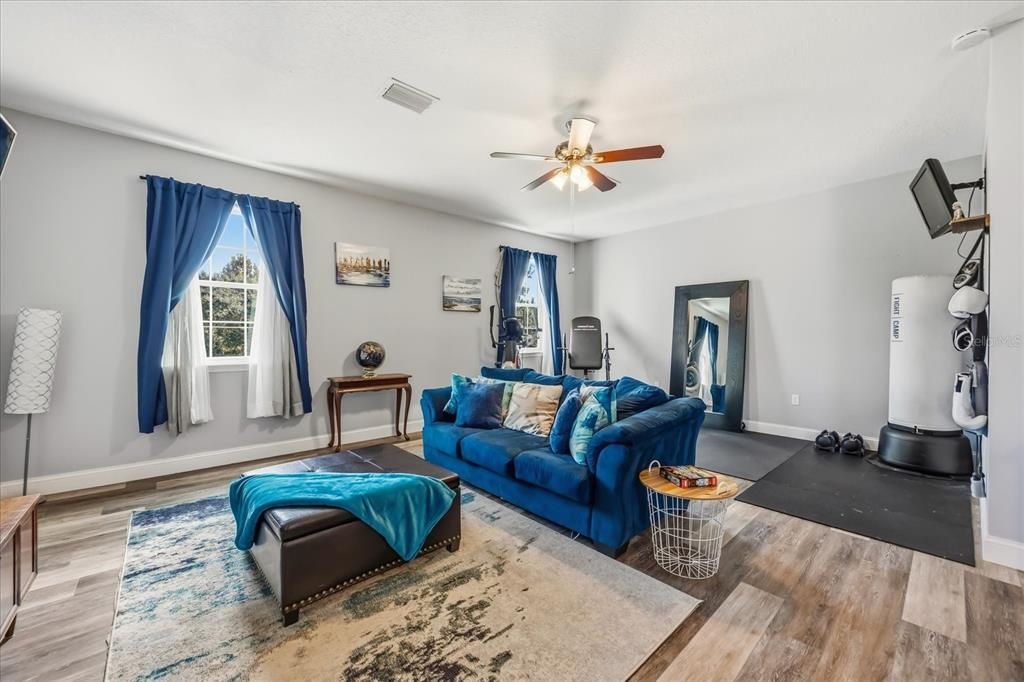 For Sale: $925,000 (5 beds, 5 baths, 4546 Square Feet)