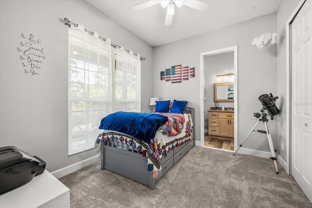 For Sale: $925,000 (5 beds, 5 baths, 4546 Square Feet)