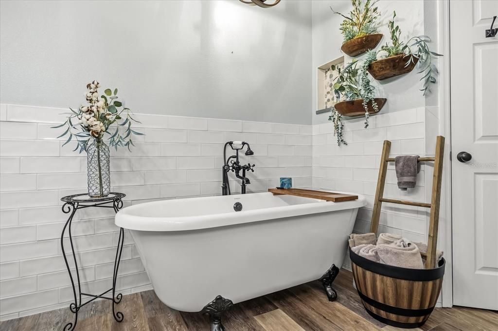 For Sale: $925,000 (5 beds, 5 baths, 4546 Square Feet)