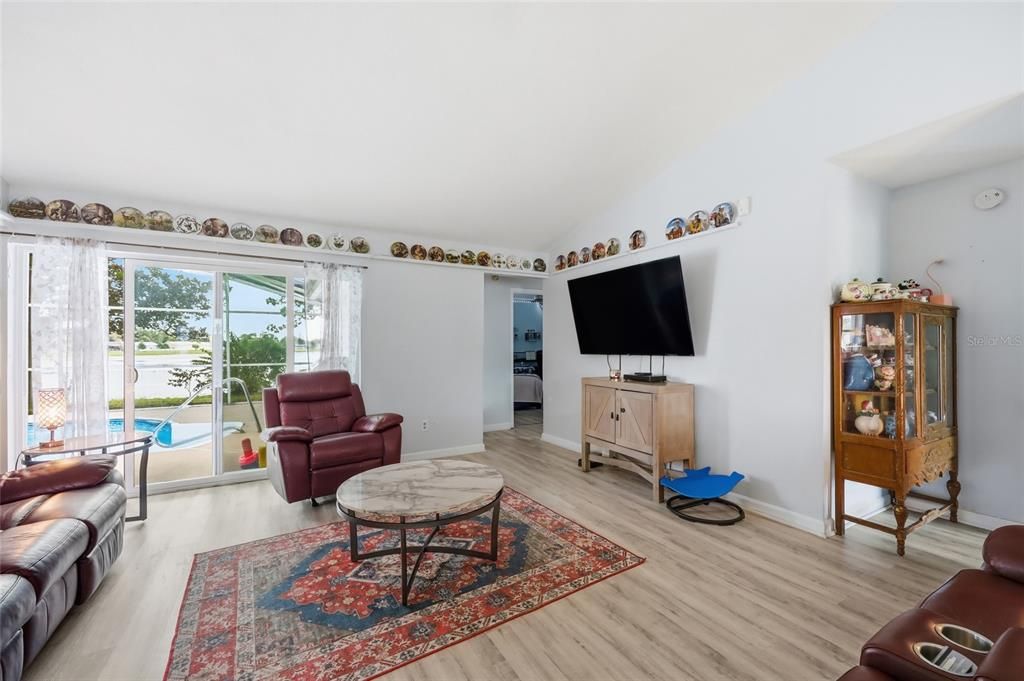 Activo con contrato: $385,000 (4 camas, 2 baños, 1775 Pies cuadrados)