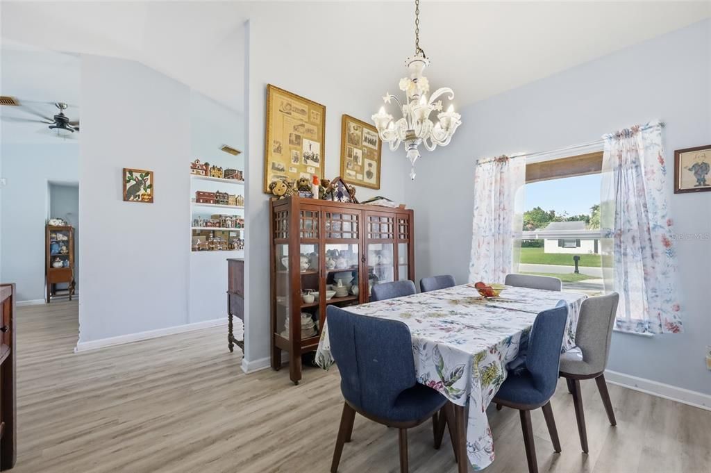 Activo con contrato: $385,000 (4 camas, 2 baños, 1775 Pies cuadrados)