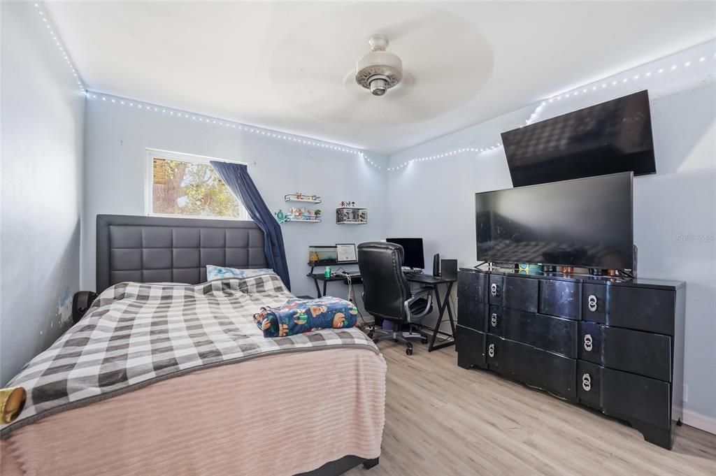 Activo con contrato: $385,000 (4 camas, 2 baños, 1775 Pies cuadrados)