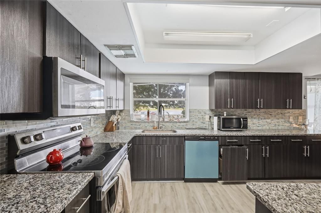 Activo con contrato: $385,000 (4 camas, 2 baños, 1775 Pies cuadrados)