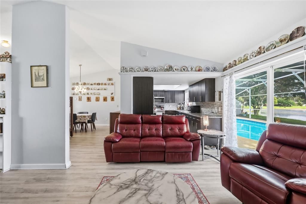 Activo con contrato: $385,000 (4 camas, 2 baños, 1775 Pies cuadrados)