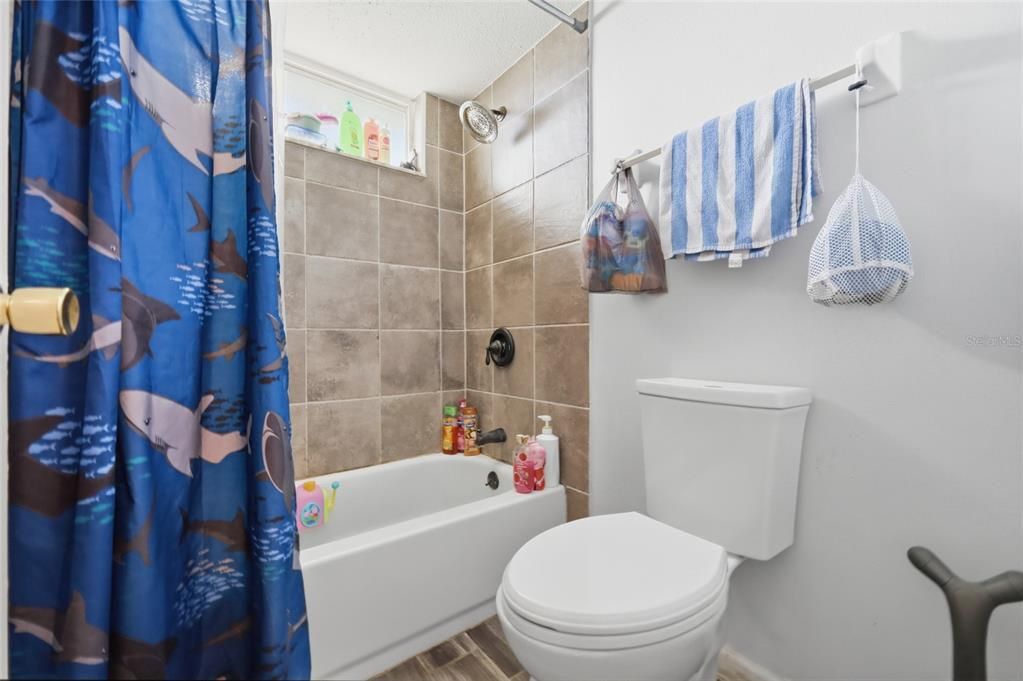 Activo con contrato: $385,000 (4 camas, 2 baños, 1775 Pies cuadrados)