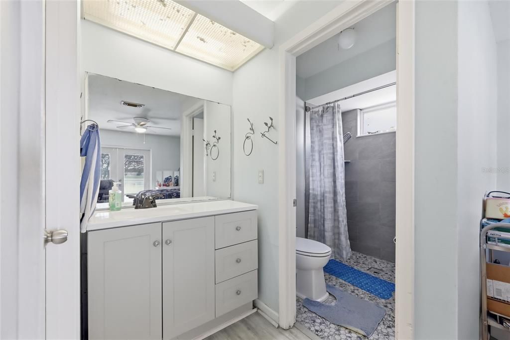 Activo con contrato: $385,000 (4 camas, 2 baños, 1775 Pies cuadrados)