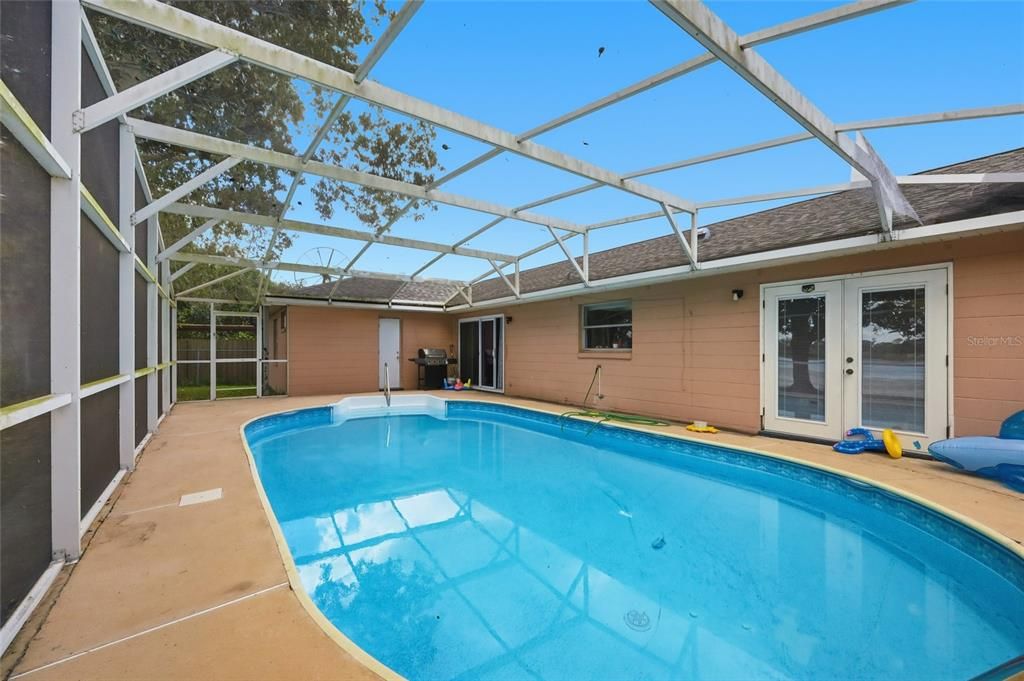 Activo con contrato: $385,000 (4 camas, 2 baños, 1775 Pies cuadrados)