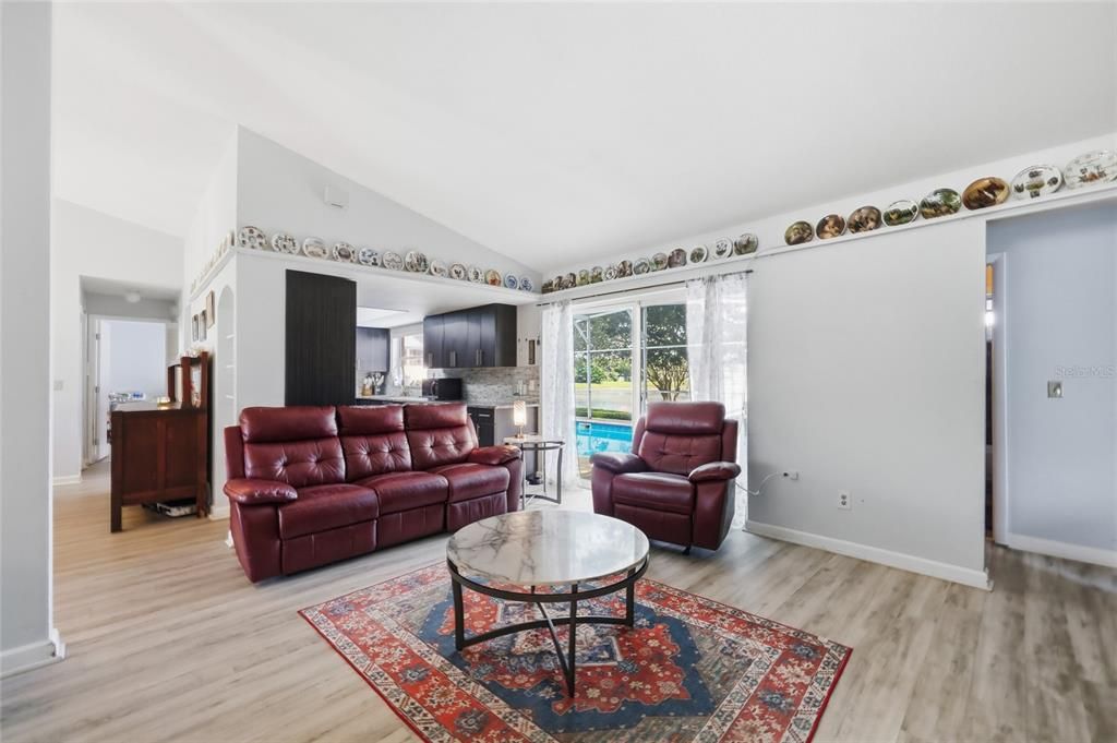 Activo con contrato: $385,000 (4 camas, 2 baños, 1775 Pies cuadrados)