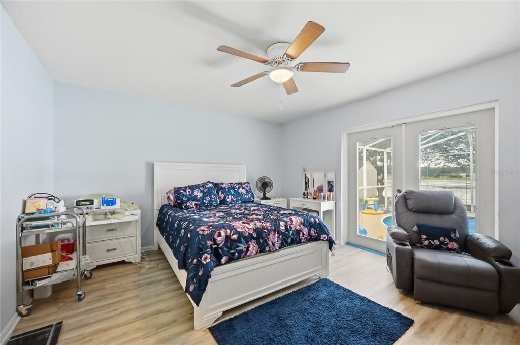 Activo con contrato: $385,000 (4 camas, 2 baños, 1775 Pies cuadrados)