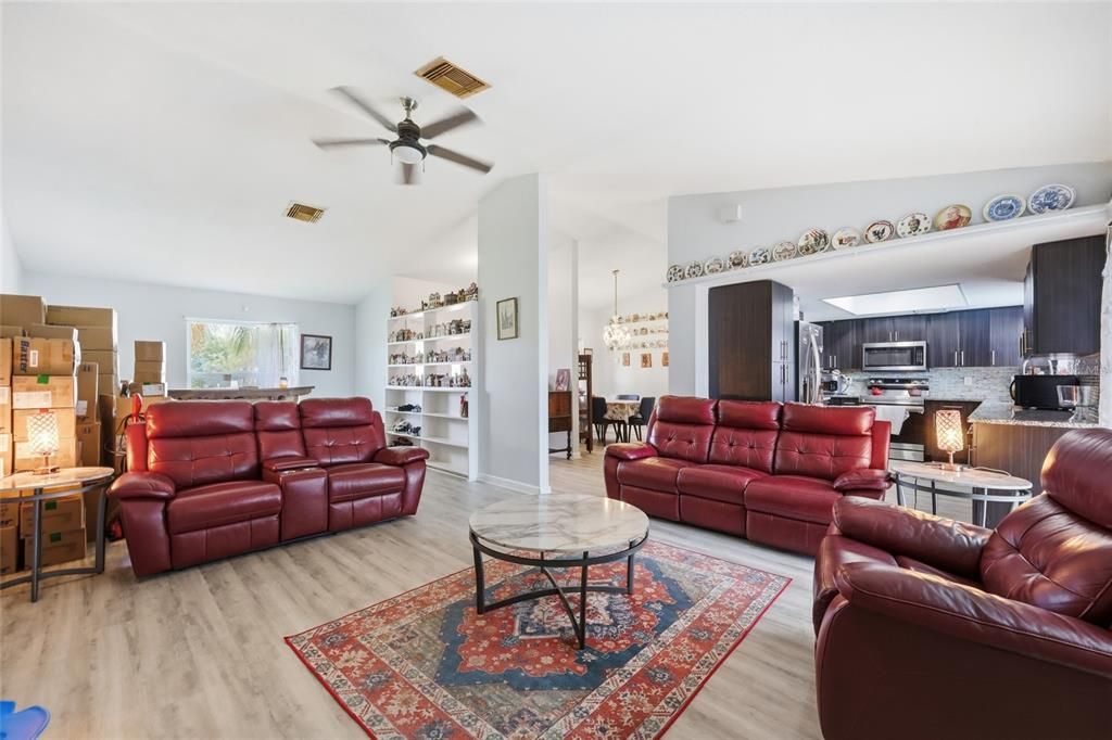 Activo con contrato: $385,000 (4 camas, 2 baños, 1775 Pies cuadrados)