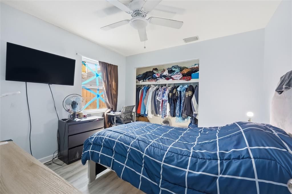 Activo con contrato: $385,000 (4 camas, 2 baños, 1775 Pies cuadrados)