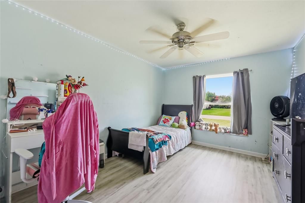 Activo con contrato: $385,000 (4 camas, 2 baños, 1775 Pies cuadrados)