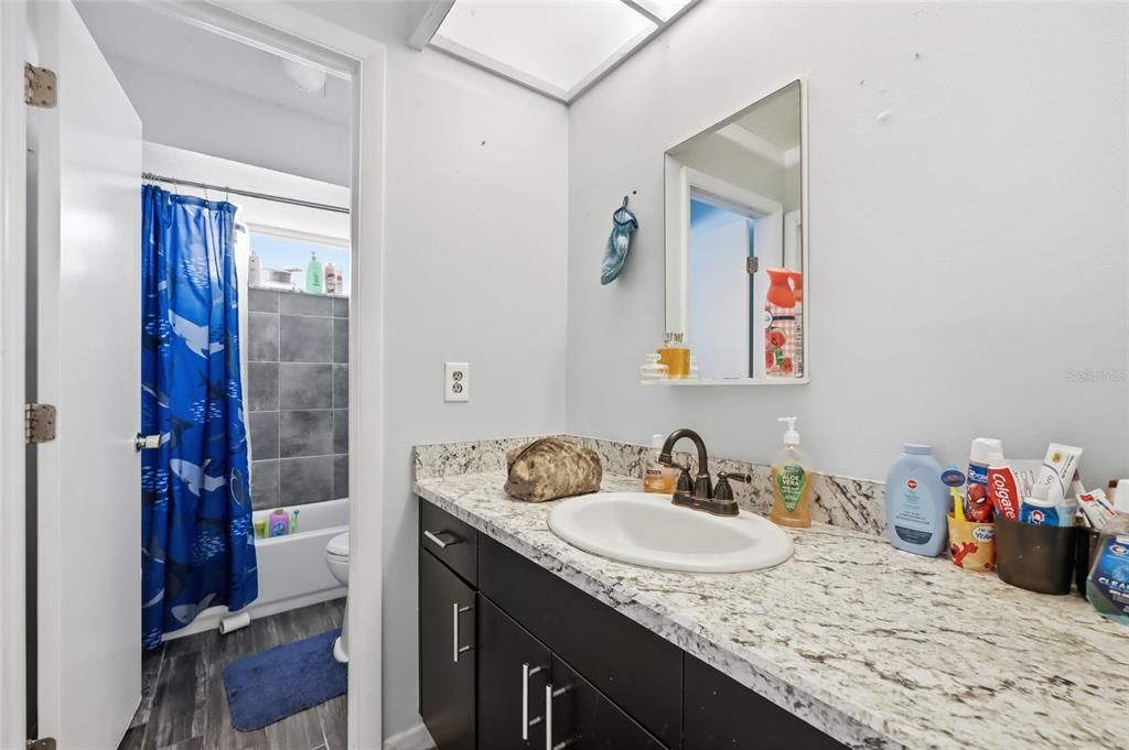 Activo con contrato: $385,000 (4 camas, 2 baños, 1775 Pies cuadrados)