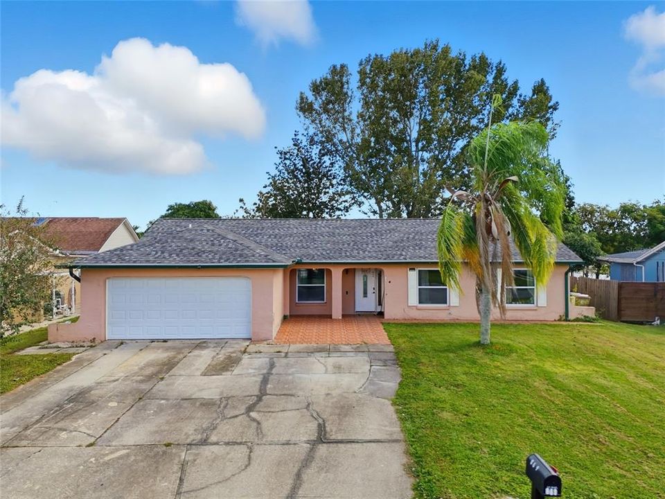 Activo con contrato: $385,000 (4 camas, 2 baños, 1775 Pies cuadrados)