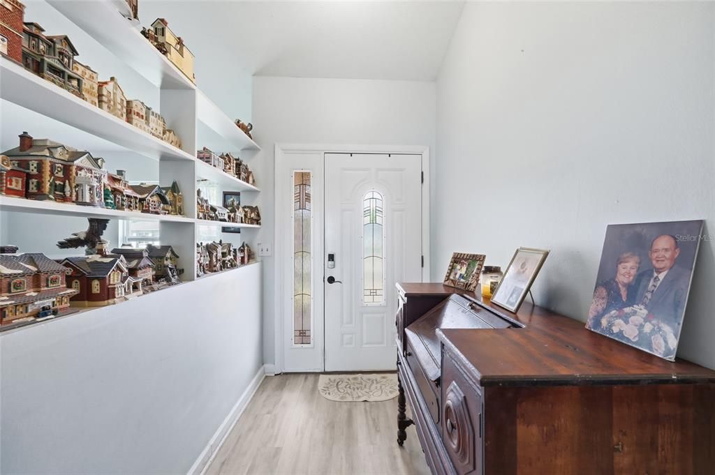 Activo con contrato: $385,000 (4 camas, 2 baños, 1775 Pies cuadrados)