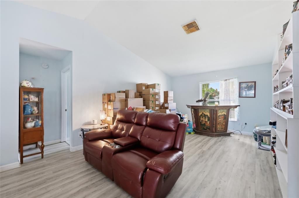 Activo con contrato: $385,000 (4 camas, 2 baños, 1775 Pies cuadrados)